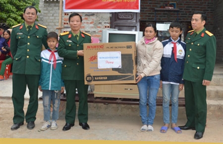 Giúp hộ nghèo nhân lên niềm vui