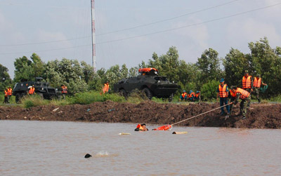 Huấn luyện Đại đội Thiết giáp, thực hiện nhiệm vụ cứu hộ cứu nạn