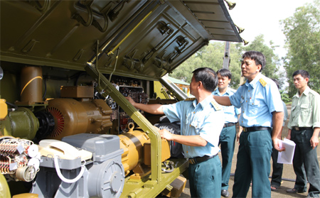 Nghiệm thu kết quả sửa chữa bộ khí tài tên lửa C75M 