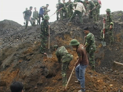 1 người chết, 5 người mất tích dưới lớp đất, đá hơn 10 mét