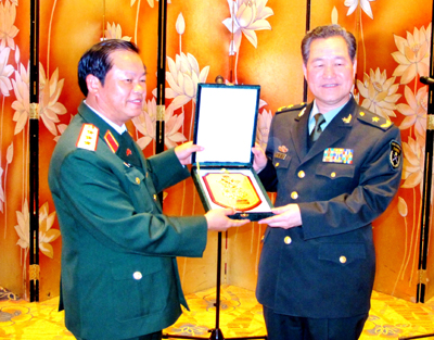  Đoàn đại biểu quân sự cấp cao nước ta đến thành phố Thượng Hải