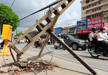 Từ cột điện đổ… nghĩ gì?