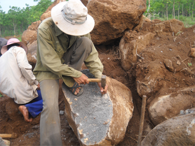 Nhọc nhằn mưu sinh trên miền đất đá