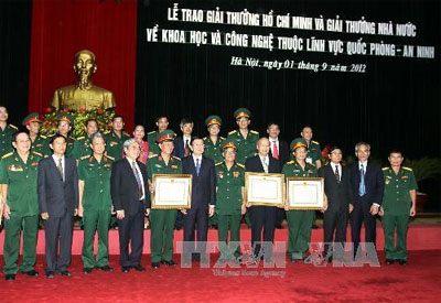 Trao giải thưởng của Nhà nước cho 75 nhà khoa học và 17 tập thể quân đội