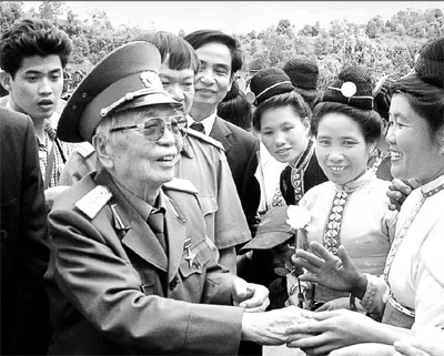 Đại tướng Tổng Tư lệnh Võ Nguyên Giáp sống mãi trong lòng nhân dân ta, quân đội ta và bạn bè quốc tế (phần 1)