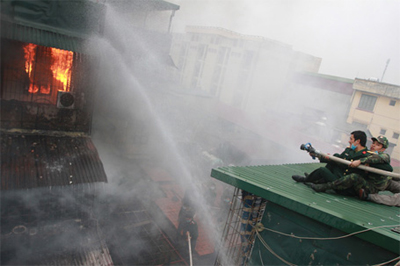 Hà Nội: Lửa thiêu rụi 9 căn hộ trong khu tập thể Nam Đồng