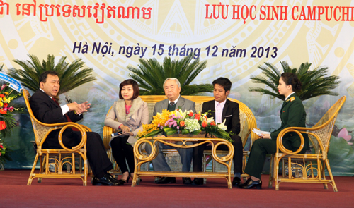 Đắp xây  tình hữu nghị Việt Nam - Campuchia