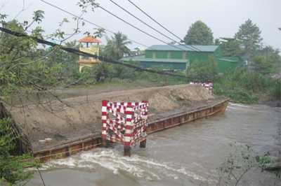 TP Hồ Chí Minh: Xà lan trôi dạt mắc kẹt gần cầu Ông Nhiêu