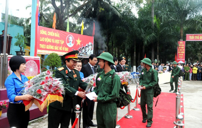 Phố biển tưng bừng ngày hội giao quân