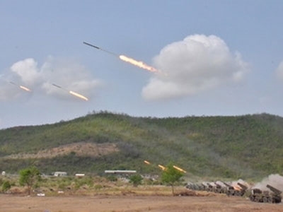 Campuchia diễn tập bắn đạn thật pháo phản lực BM21