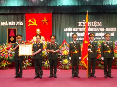 Nhà máy Z175 đón nhận Huân chương Lao động hạng Nhì