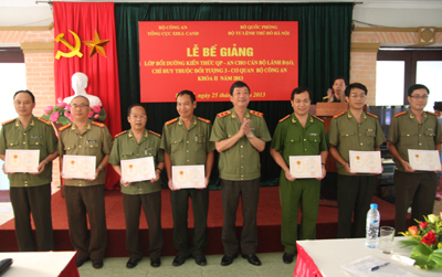 Bế giảng lớp bồi dưỡng kiến thức quốc phòng - an ninh khóa II cho cán bộ lãnh đạo, chỉ huy cơ quan Bộ Công an