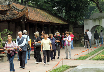 Quản lý người nước ngoài xuất nhập cảnh: Rối từ sự thông thoáng