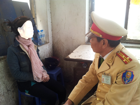 Cảnh sát giao thông  lại cứu thiếu nữ định nhảy cầu tự vẫn