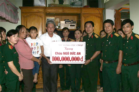 Tổng cục CNQP trao sổ tiết kiệm 100 triệu đồng