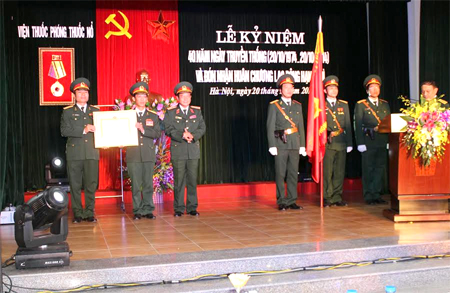 Viện Thuốc phóng thuốc nổ đón nhận Huân chương Lao động hạng Nhì