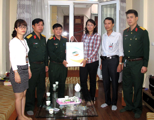 Thăm, tặng quà gia đình quân nhân hy sinh và bị thương trong vụ tai nạn máy bay Mi 171