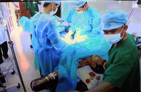 Mổ cấp cứu ngư dân bị viêm ruột thừa tại Bệnh xá đảo Trường Sa Lớn
