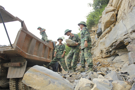 Giúp dân trên đỉnh Sài Hồ