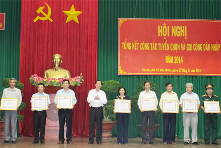 Khen thưởng 23 gia đình có thành tích trong tuyển chọn và gọi công dân nhập ngũ