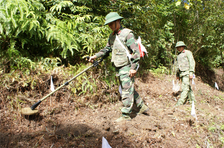 Rà phá bom, mìn trên địa bàn Tây Bắc