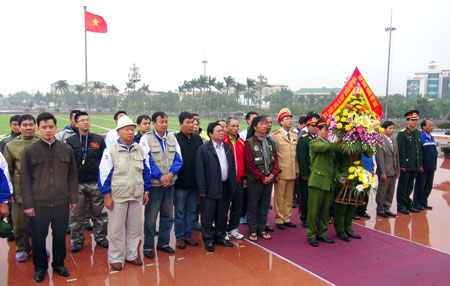 Dâng hoa tưởng niệm Chủ tịch Hồ Chí Minh