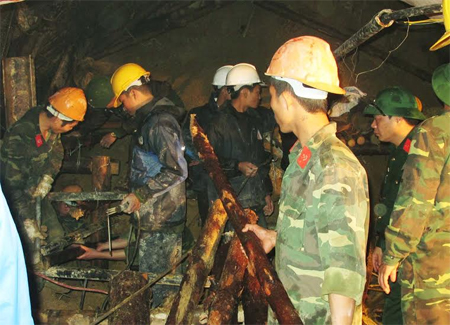 Hai đường hầm cứu nạn vụ sập hầm thủy điện đã thông được hơn 10 mét 