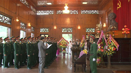 Dâng hoa, thắp hương tưởng nhớ Bác Hồ và các liệt sĩ