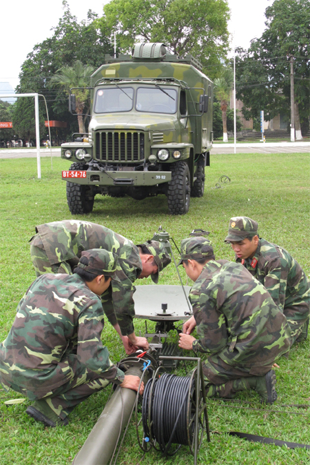 Chủ động, sáng tạo làm chủ khí tài thông tin liên lạc hiện đại
