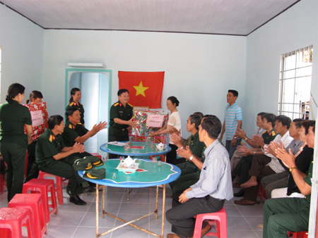 Tình quân dân ấm Xuân căn cứ