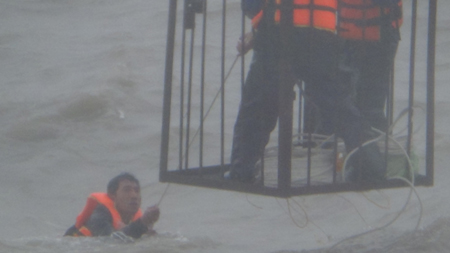 Bộ đội Biên phòng Hà Tĩnh cứu 8 công nhân bị chìm xà lan trên biển