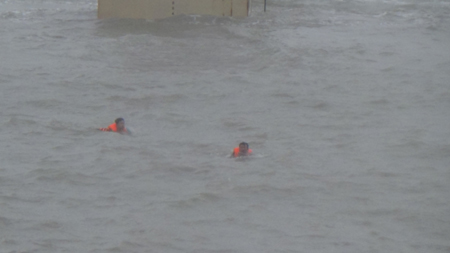 Vượt hiểm nguy cứu người trên biển