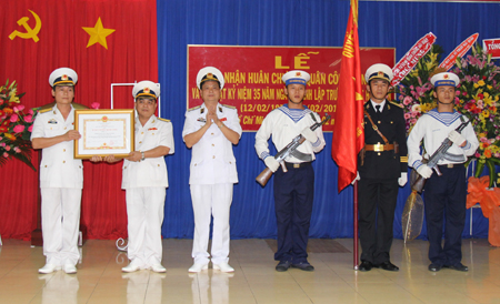 Trường Trung cấp Kỹ thuật Hải quân đón nhận Huân chương Quân công hạng Ba
