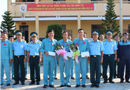 Hoàn thành 100% kế hoạch bay đơn khoa mục vòng kín cho học viên