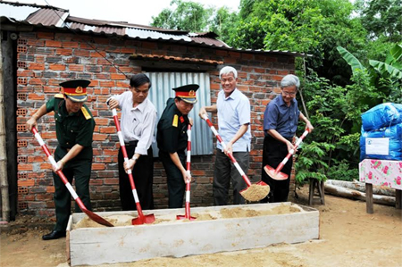 Khởi công xây dựng nhà tình nghĩa tặng đối tượng chính sách