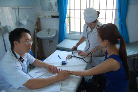 Gần 400 người được khám bệnh, cấp thuốc miễn phí
