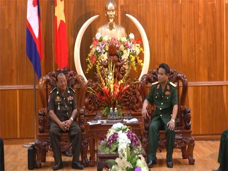 Quân khu 5 tiếp đoàn cán bộ quân sự cấp cao Quân khu 4, Vương quốc Campuchia