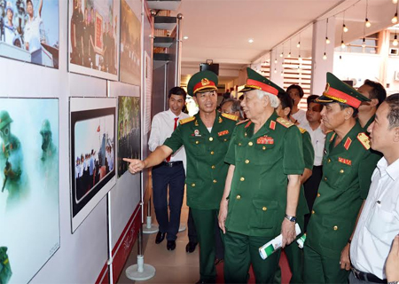 Triển lãm 99 tác phẩm ảnh “Vì nhân dân quên mình”