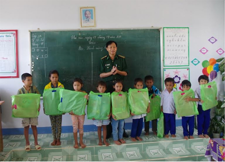 Nâng bước chân học sinh dân tộc thiểu số đến trường