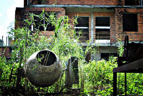 Thi công cầm chừng, đất trống bỏ hoang