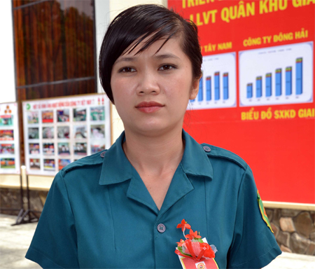 Nữ dân quân tận tình với nhiệm vụ