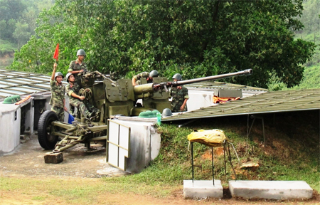 Thấy trong tiếng kẻng phòng không