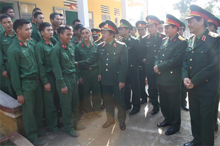 Tổng tham mưu trưởng Đỗ Bá Tỵ làm việc tại Sư đoàn 968