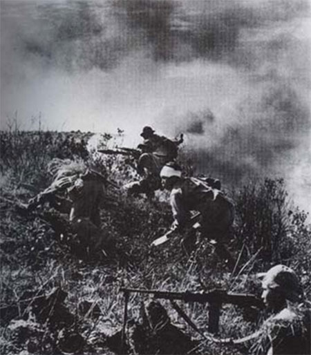 Tìm cách đánh vào chỗ yếu của địch