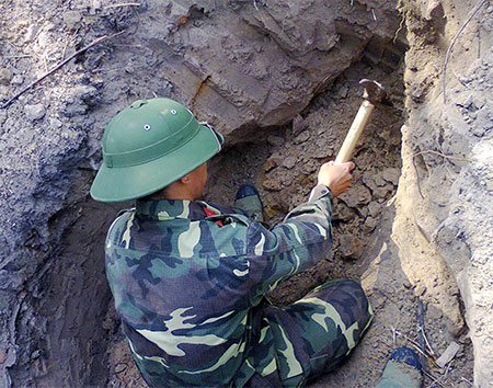 Kết hợp thi công và rà phá bom, mìn