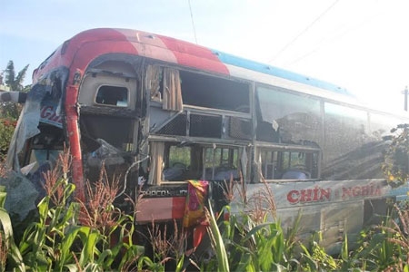 Đắk Lắk: Xe khách đâm xe tải, 1 người chết