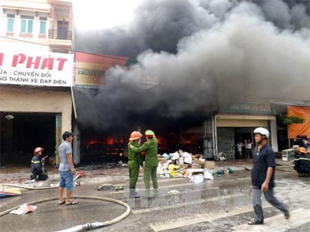 Nghệ An: Cháy lớn tại cửa hàng phụ tùng xe máy
