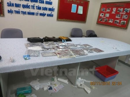 Bắt giữ một nữ hành khách nước ngoài vận chuyển gần 5,4kg cocaine