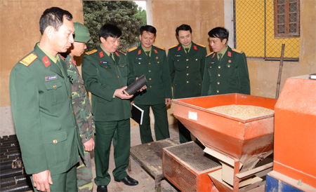 Tự lực để nâng cao đời sống bộ đội