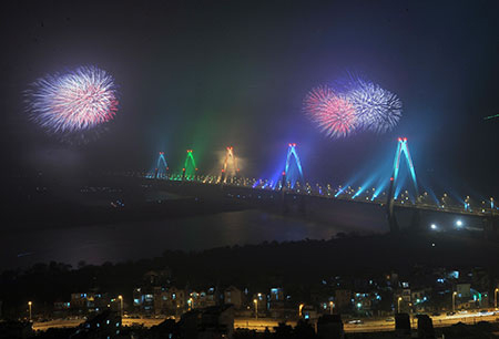 Đêm pháo hoa rực rỡ sắc màu   